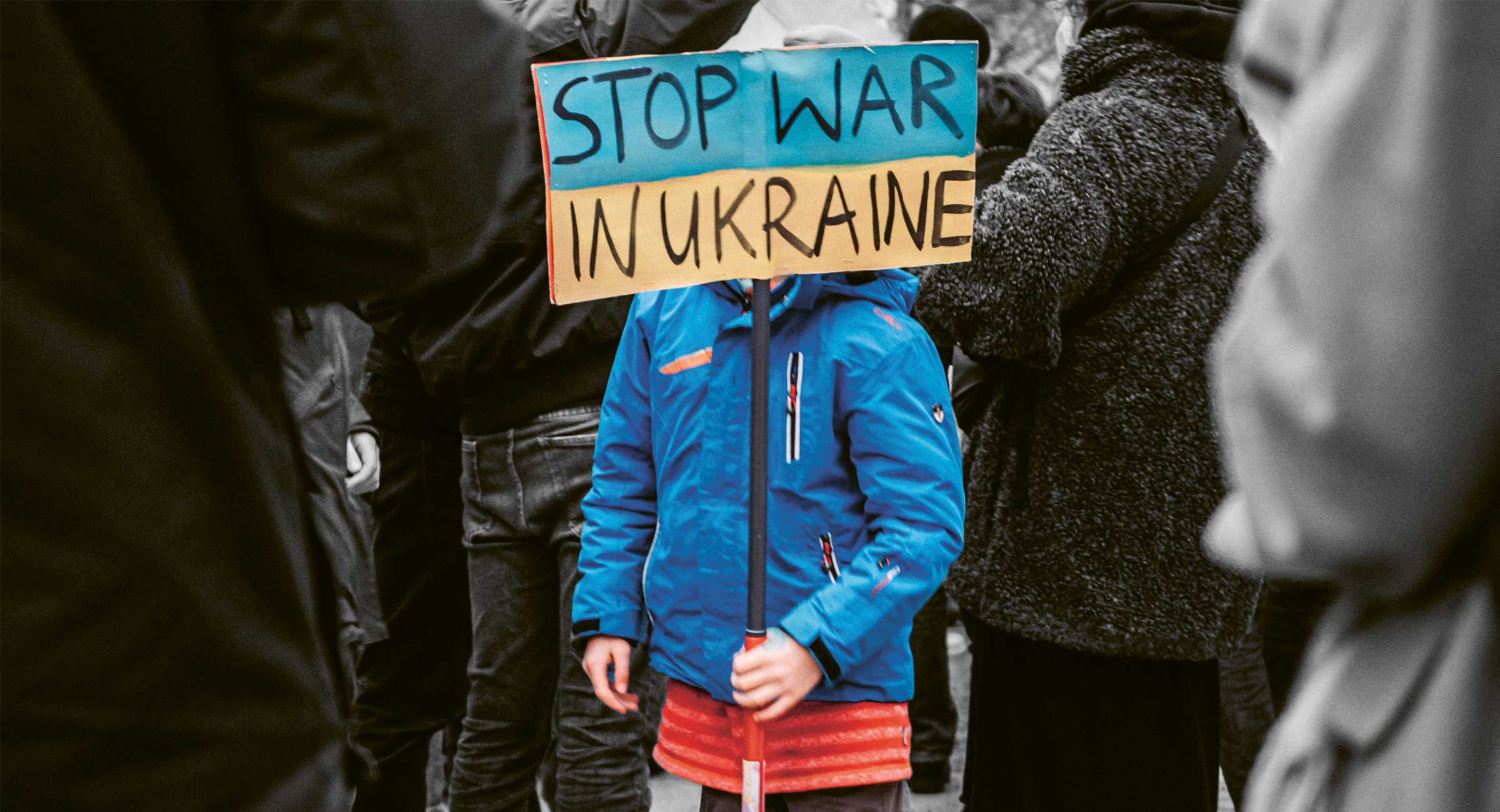 Ein Schild mit der Aufschrift "Stop War in Ukraine".